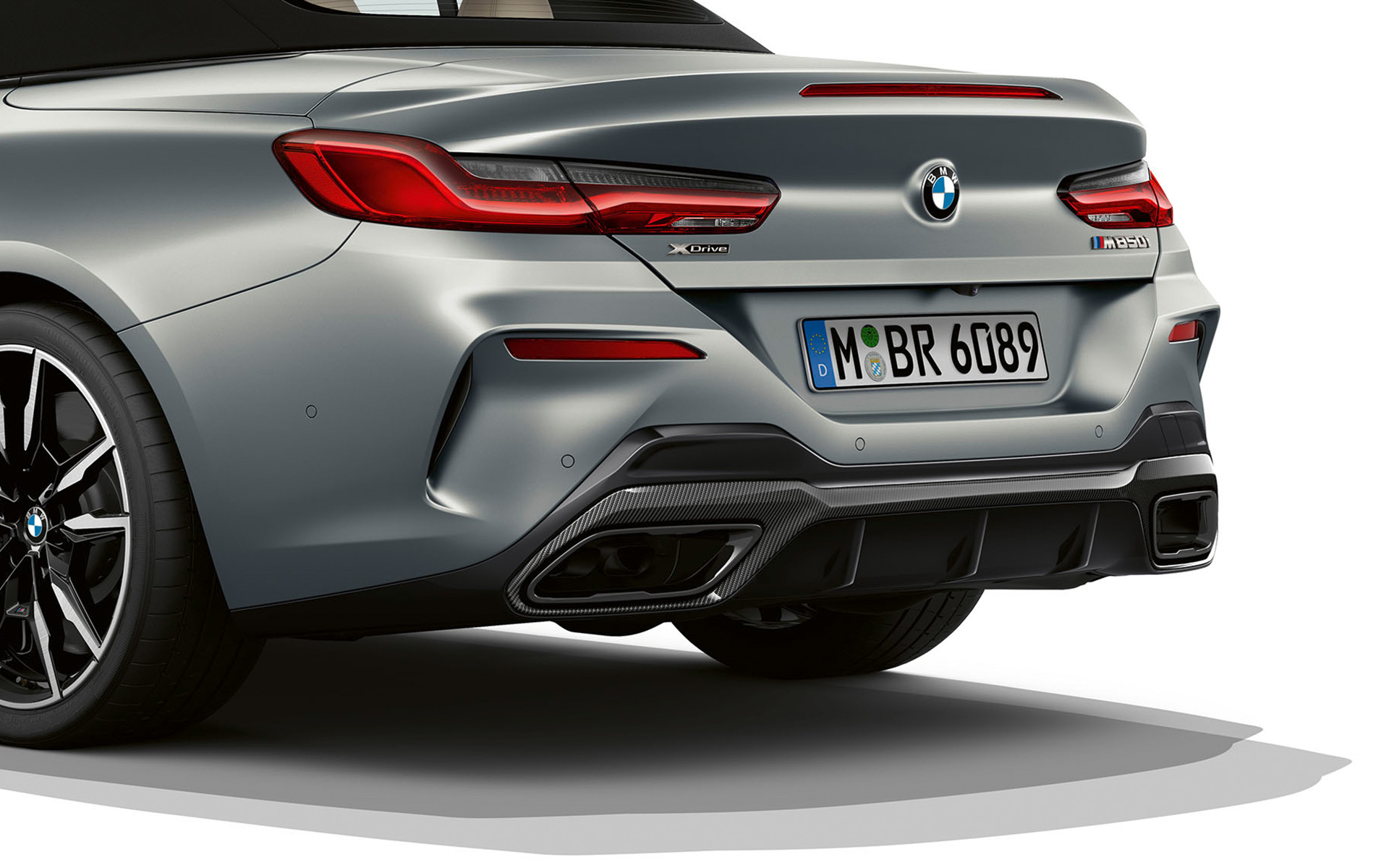 BMW M850i xDrive Convertible G14 LCI Facelift 2022 BMW Individual Frozen Pure Grey metallic three quarter rear view rear apron close up